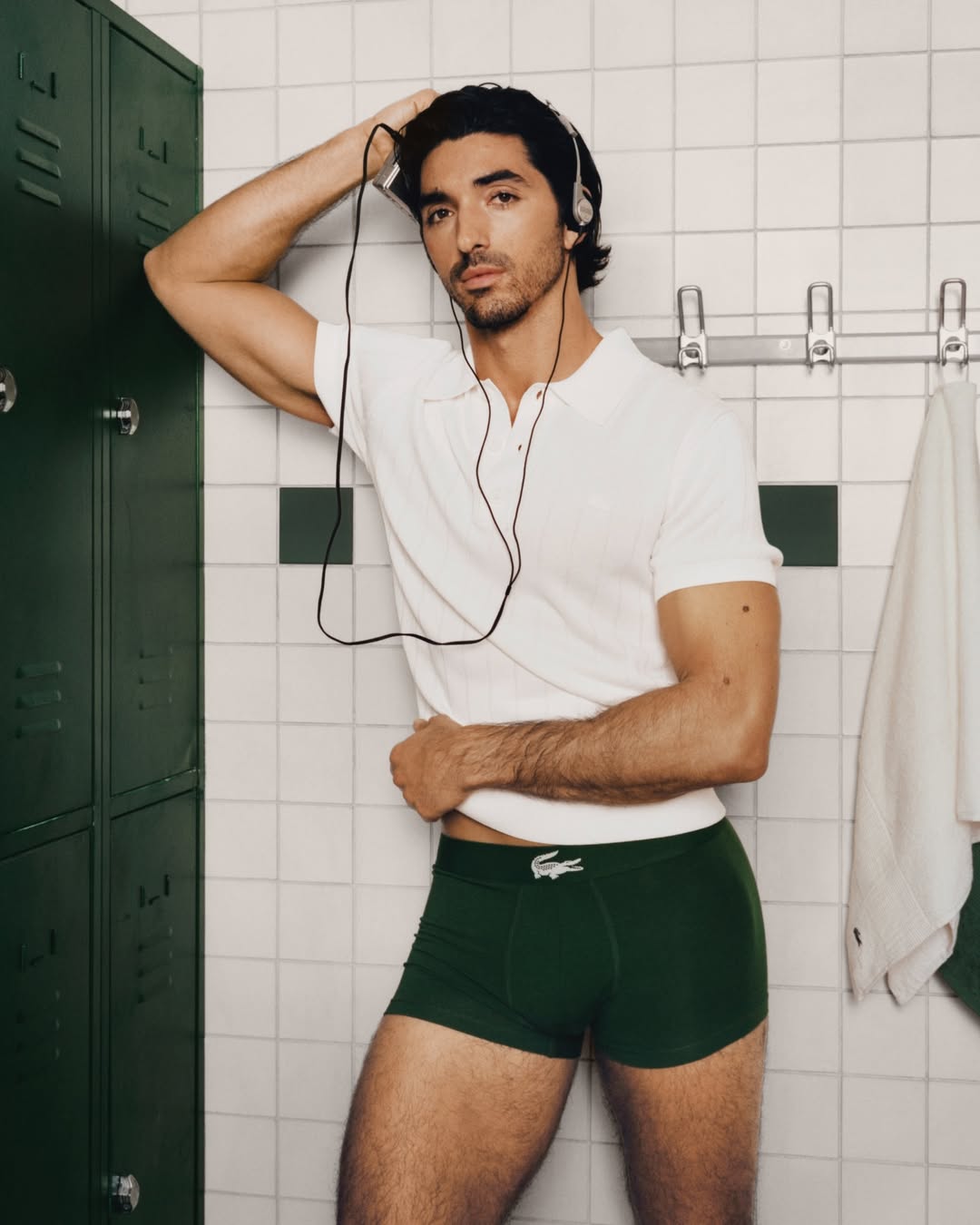 Taylor Zakhar Perez aparece de cueca em campanha da Lacoste