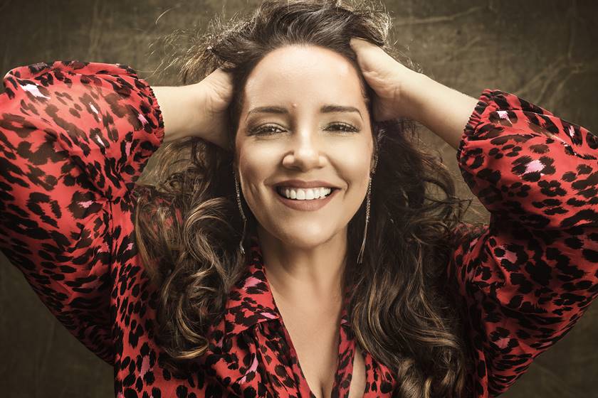 Ana Carolina na parada LGBT de Cabo Frio