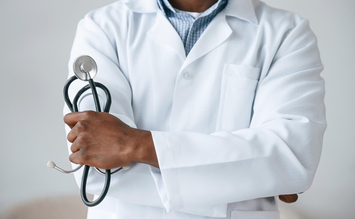 Médico é preso por ser gay no Senegal