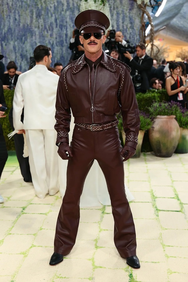 O ator gay Luke Evans vestido de couro