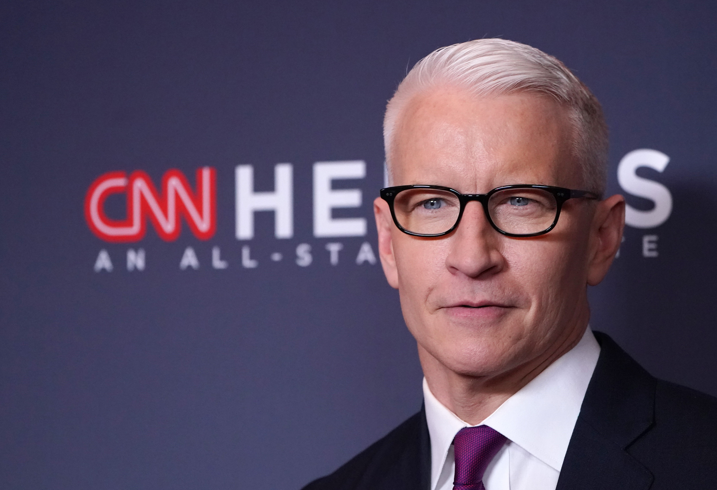 20 grisalhos famosos e gatos: Anderson Cooper