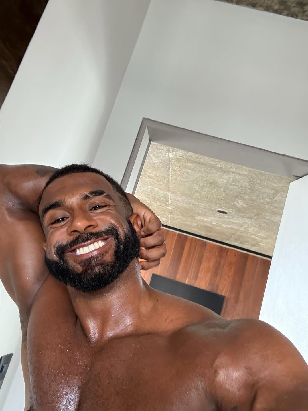 Baco Exu do Blues mostra corpo sarado após treino e dieta