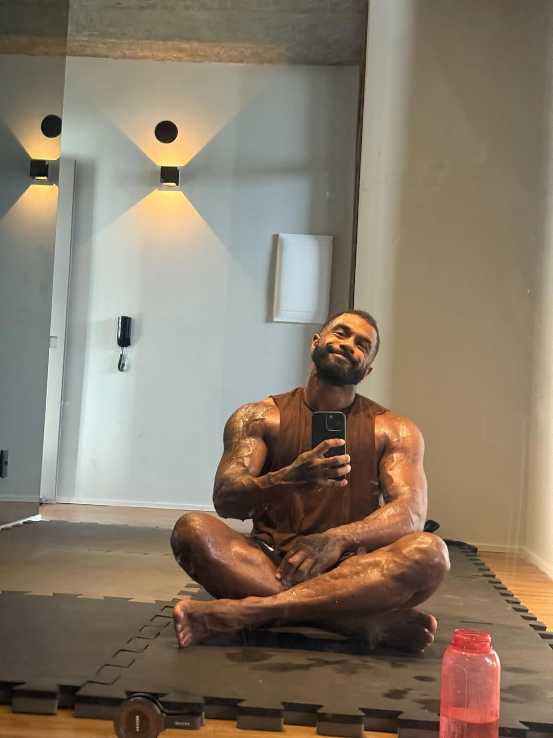 Baco Exu do Blues mostra corpo sarado após treino e dieta