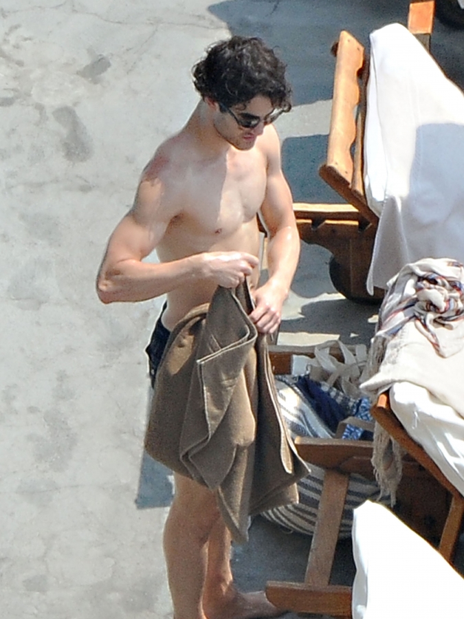 Darren Criss, de Glee, é clicado só de short em férias na Itália