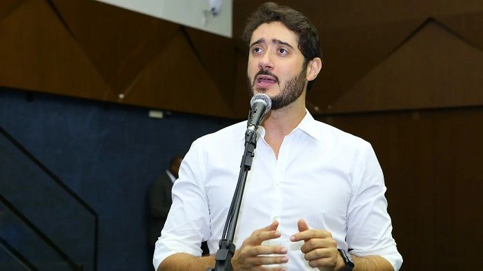 Vereador bissexual Gabriel Azevedo pode ser cassado