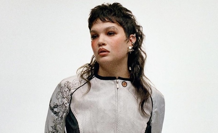 Lola Young se declara bissexual