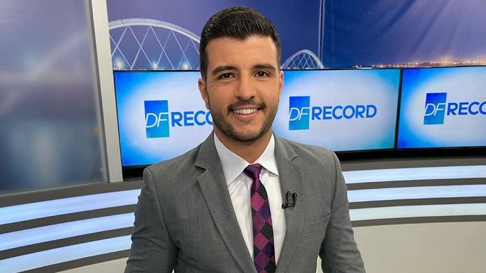 Jornalista gay Matheus Ribeiro é líder de audiência em Brasília