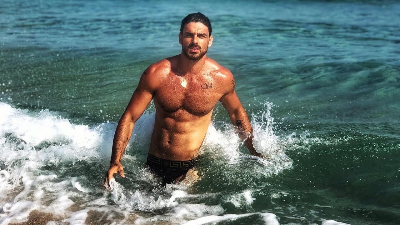 Michele Morrone diz que já beijo outros homens