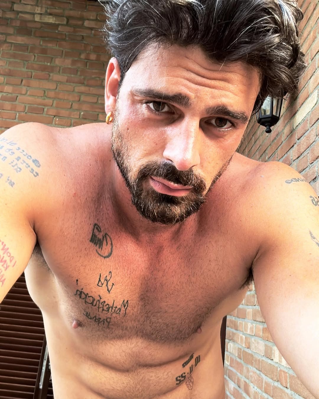 Ator e cantor Michele Morrone fala de beijo gay