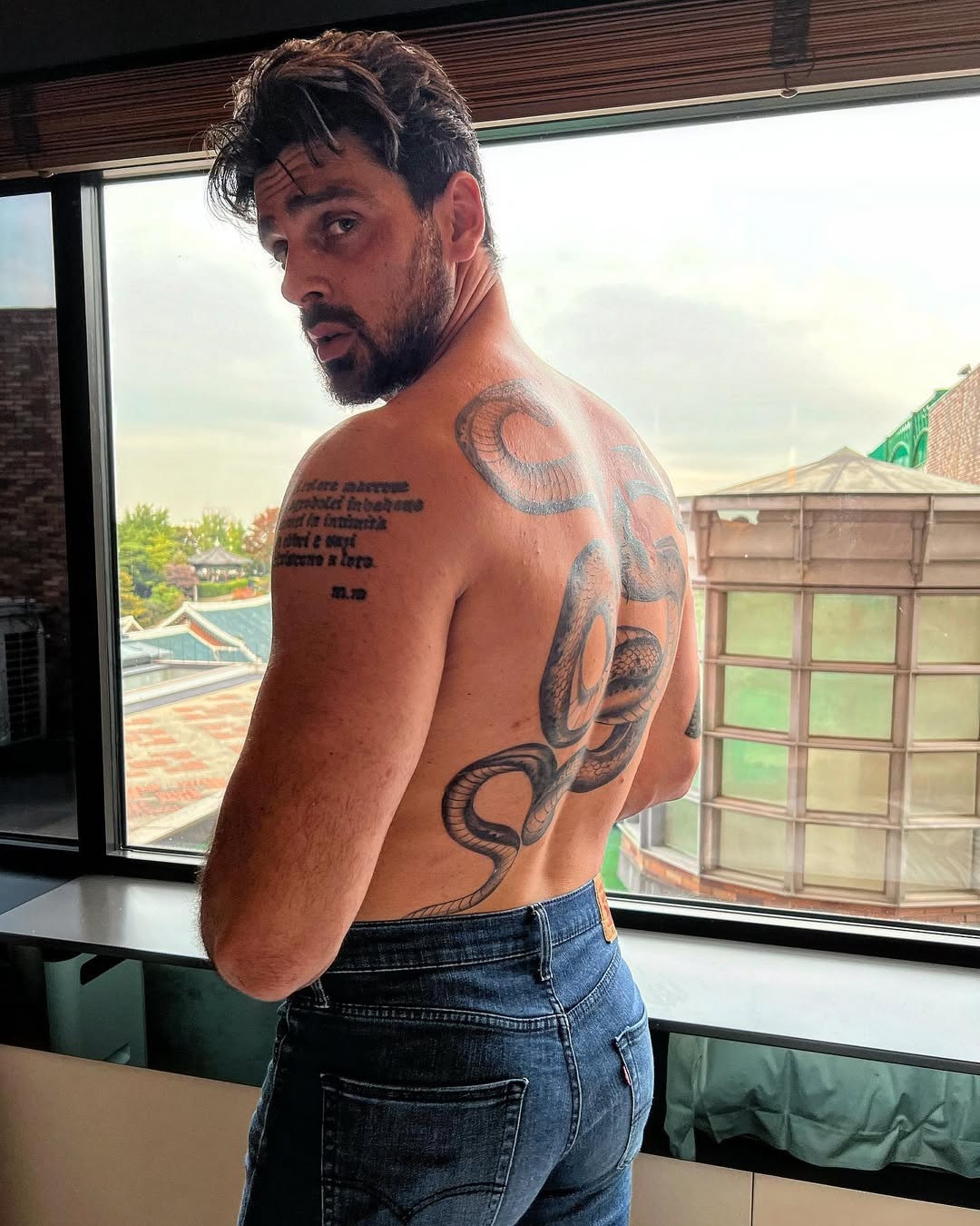 Ator e cantor Michele Morrone fala de beijo gay