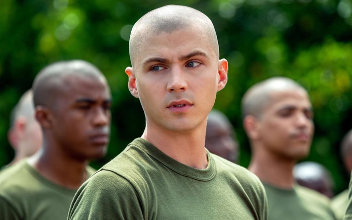 Miles Heizer fala sobre ter se assumido gay