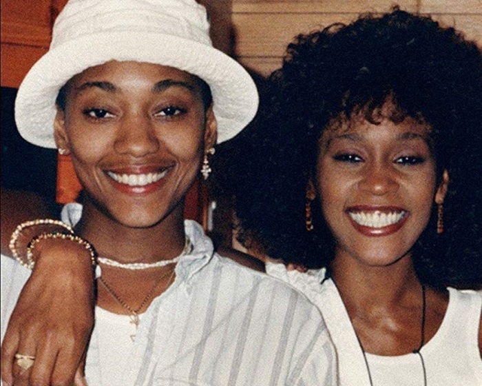 Whitney Houston teve caso lésbico com a amiga Robyn Crawford