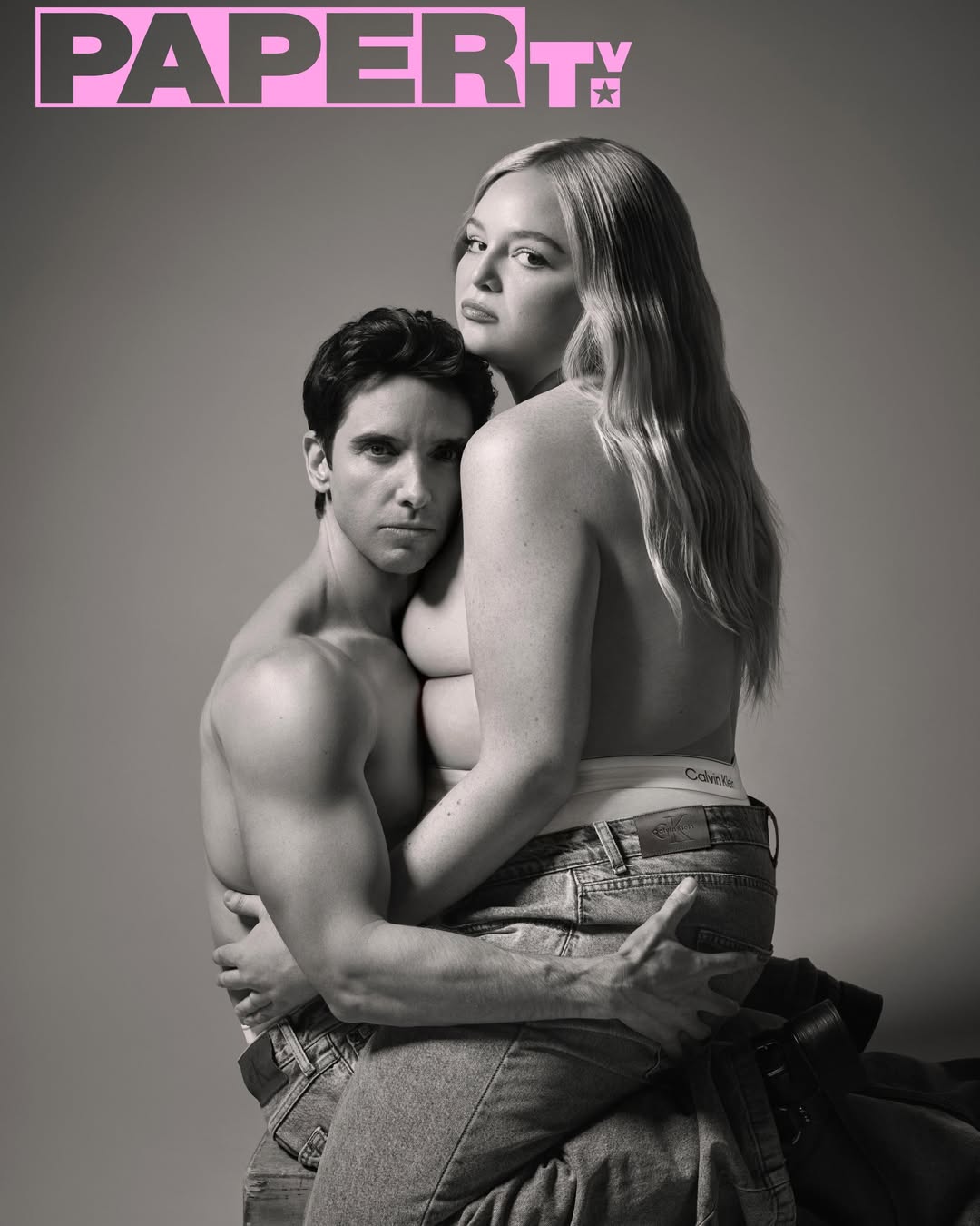 Paul W Downs, de Hacks, mostra corpo sarado e pelado em fotos