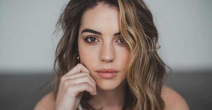 Atriz Adelaide Kane se assume bissexual