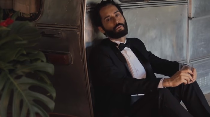 Influenciador gay de viagens André de Mello lança primeiro clipe, Temporal