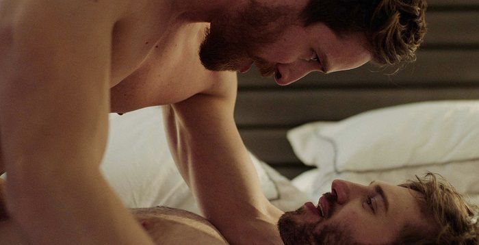 Alexander Lincoln e Alexander King têm um caso no filme gay Ao Seu Lado