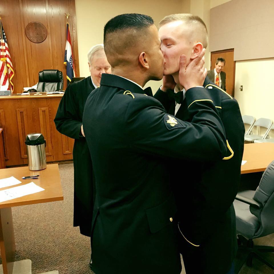 Militares gays americanos se beijam após casamento 