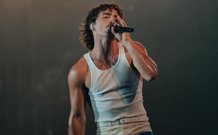 Benson Boone mostra corpo cheio de músculos