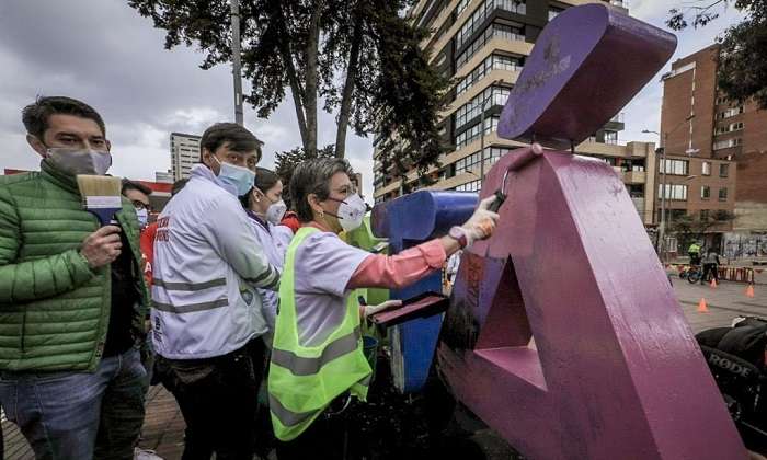 Claudia López: prefeita lésbica pinta símbolo gay de Bogotá