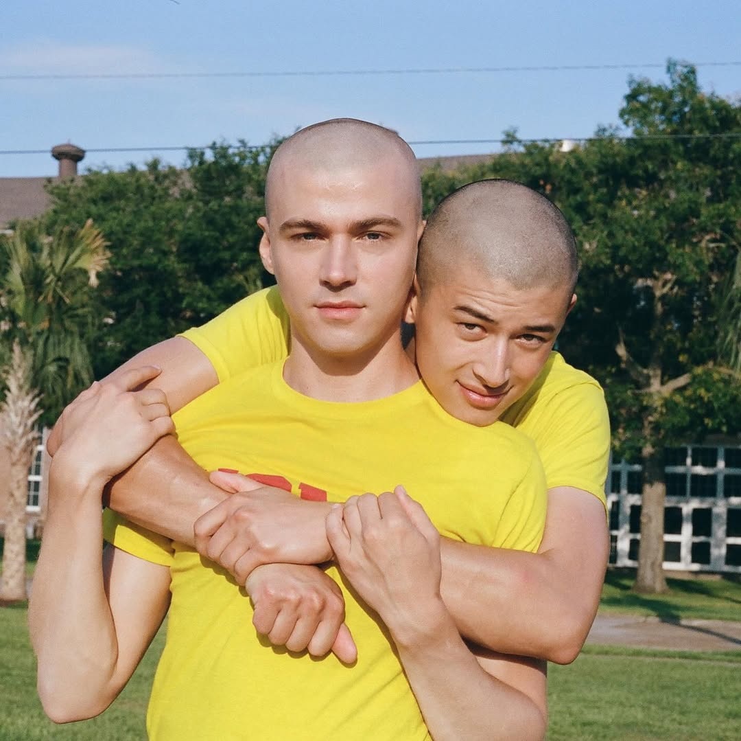 Série gay Boots: Miles Heizer e Liam Oh
