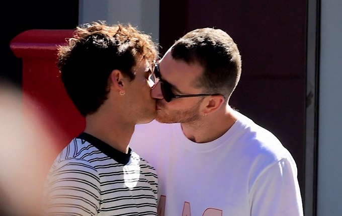 Sam Smith beija na rua Brandon Flynn