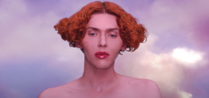 Sophie: cantora trans morre na Grécia