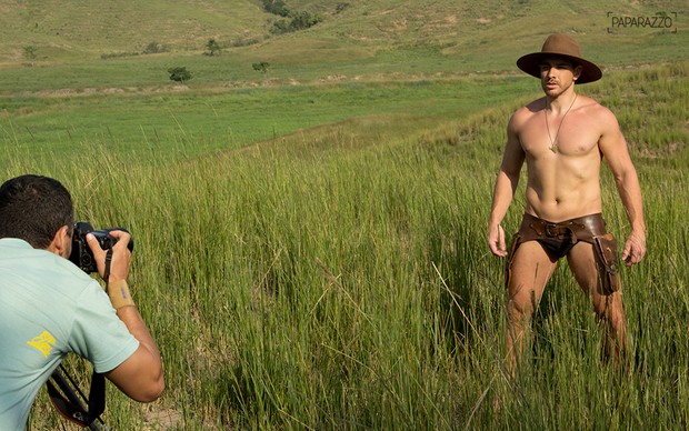 Cezar Lima, vencedor do BBB15, tirou a roupa para ensaio sensual no site Paparazzo