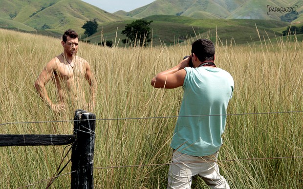 Cezar Lima, vencedor do BBB15, tirou a roupa para ensaio sensual no site Paparazzo