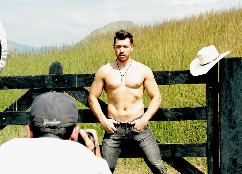 Cezar Lima, vencedor do BBB15, tirou a roupa para ensaio sensual no site Paparazzo