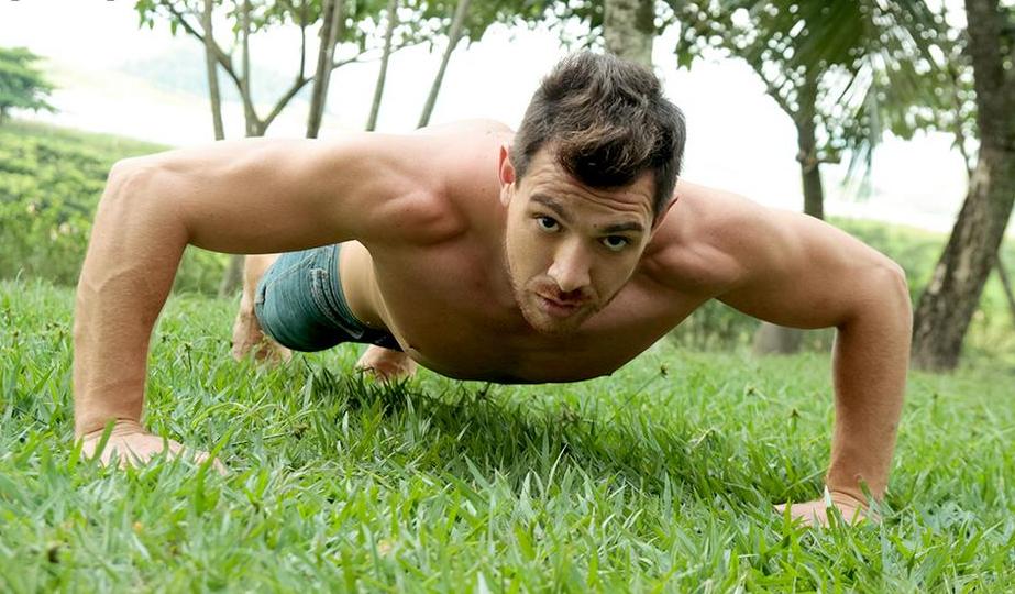 Cezar Lima, vencedor do BBB15, tirou a roupa para ensaio sensual no site Paparazzo