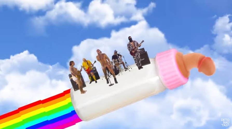 Tico Santa Cruz aparece pelado no clipe de Kit Gay do Detonautas