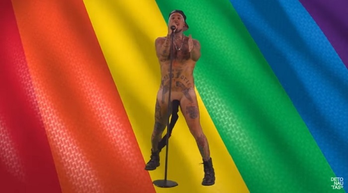 Detonautas lança clipe de Kit Gay com Tico Santa Cruz pelado