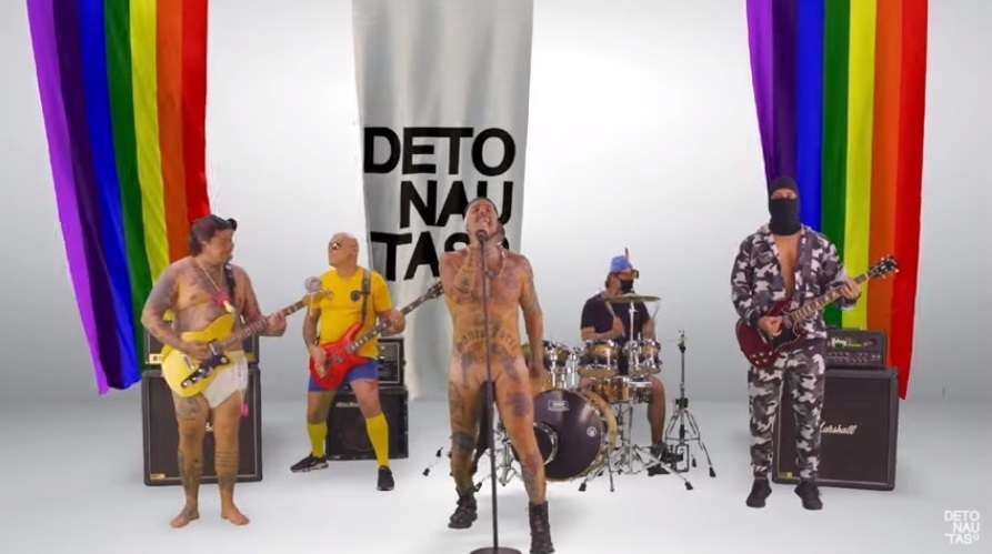 Tico Santa Cruz aparece pelado no clipe de Kit Gay do Detonautas