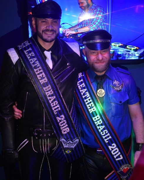 Dom PC e Dom Barbudo: vencedores do Mister Leather Brasil em 2018 e 2017, respectivamente
