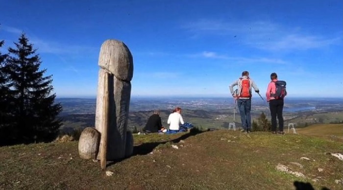 Escultura em formato de pênis desaparece na Alemanha, na montanha Grünten