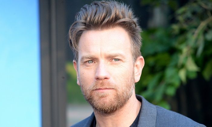 Ewan McGregor defende papel gay na série Halston da Netflix