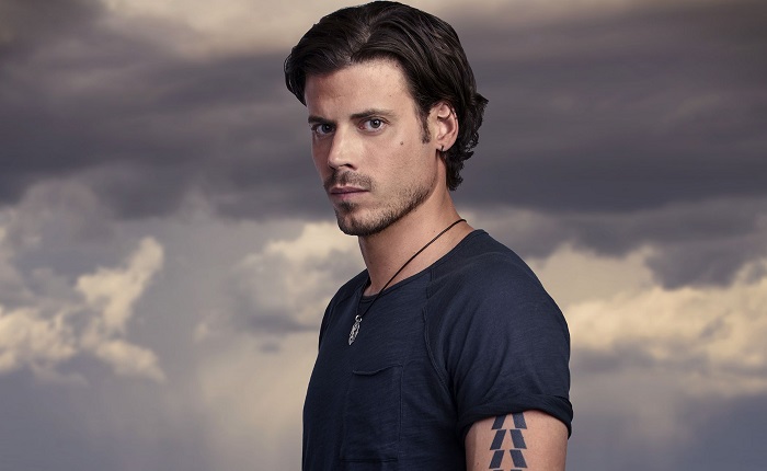 Ator canadense François Arnaud se assume bissexual