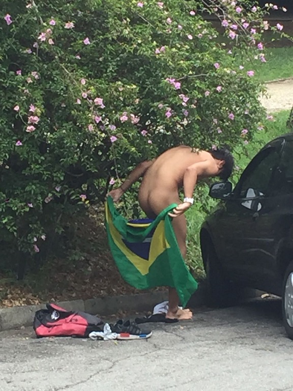 Repórter Gabriel Leão é flagrado nu trocando de roupa no Parque Ibirapuera