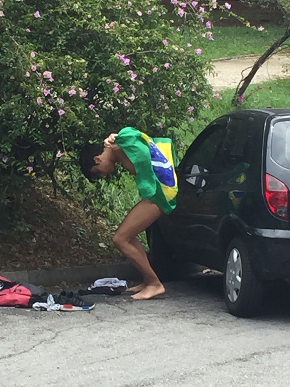 Repórter Gabriel Leão é flagrado nu trocando de roupa no Parque Ibirapuera