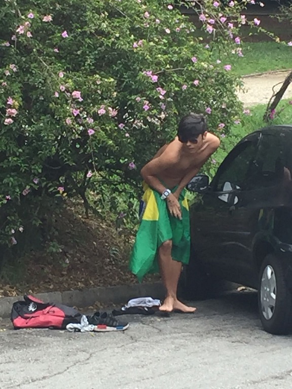 Repórter Gabriel Leão é flagrado nu trocando de roupa no Parque Ibirapuera