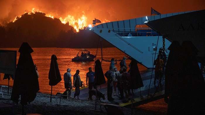 Grécia: casal gay é discriminado durante incêndio