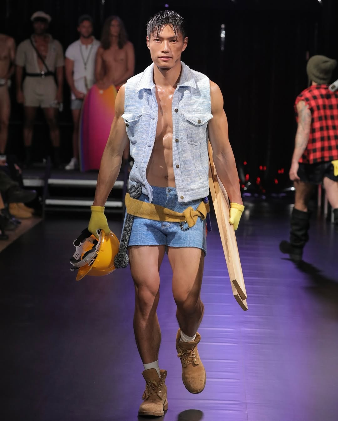 Grindr lança coleção de roupas com lá de ovelhas gays