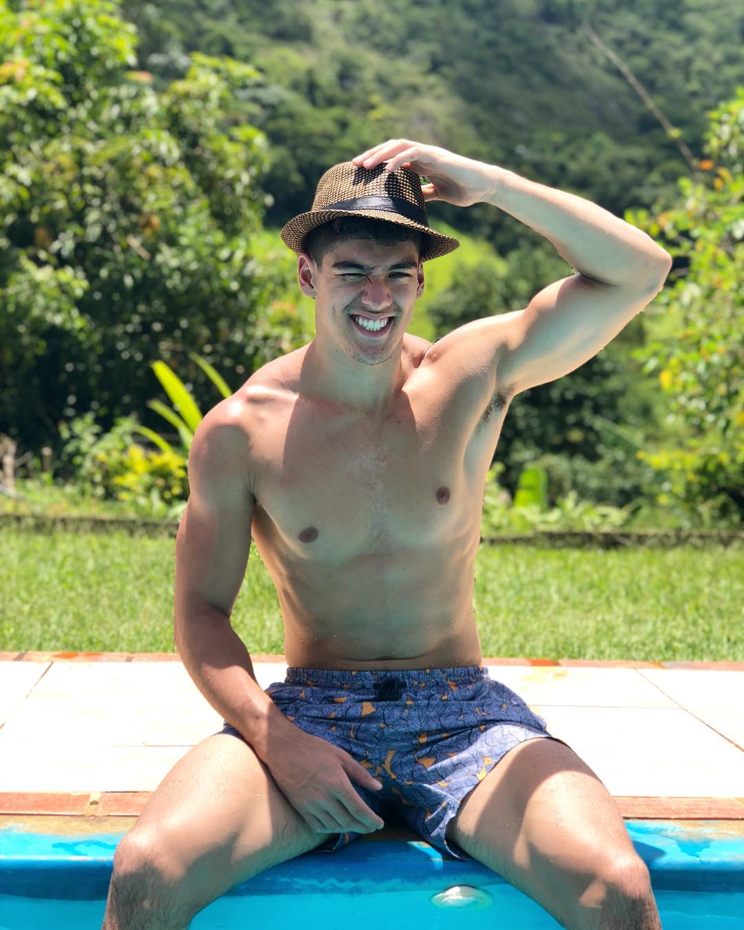 Bunda do jogador de vôlei Henrique Honorato faz sucesso nas redes sociais