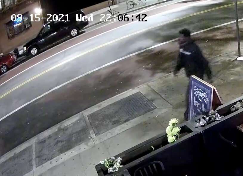 Homem agride mulher lésbica na rua em Nova York
