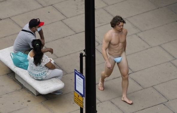Homem anda nu pelas ruas de Londres com máscara no lugar da cueca