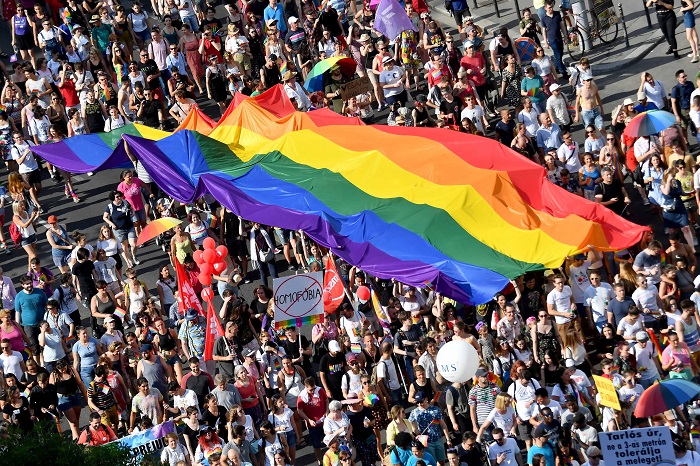Hungria aprova medidas contra gays e transexuais
