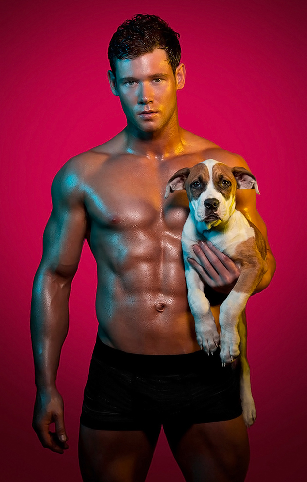 Gostosões e cãezinhos posam para o calendário Hunks and Hounds 2016 em prol de uma entidade que resgata animais abandonados