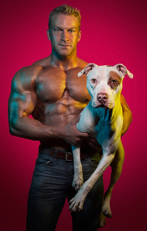 Gostosões e cãezinhos posam para o calendário Hunks and Hounds 2016 em prol de uma entidade que resgata animais abandonados