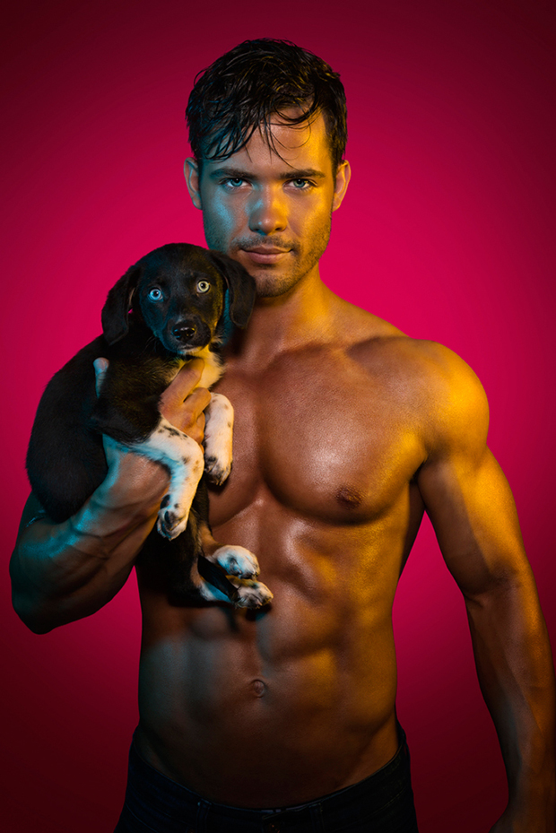 Gostosões e cãezinhos posam para o calendário Hunks and Hounds 2016 em prol de uma entidade que resgata animais abandonados