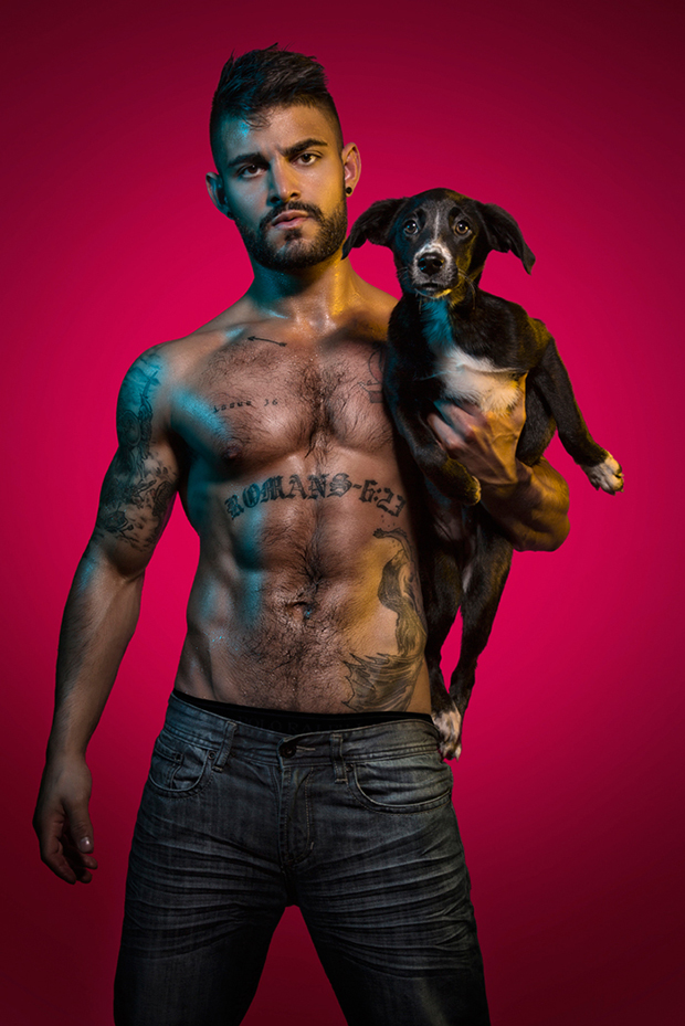 Gostosões e cãezinhos posam para o calendário Hunks and Hounds 2016 em prol de uma entidade que resgata animais abandonados